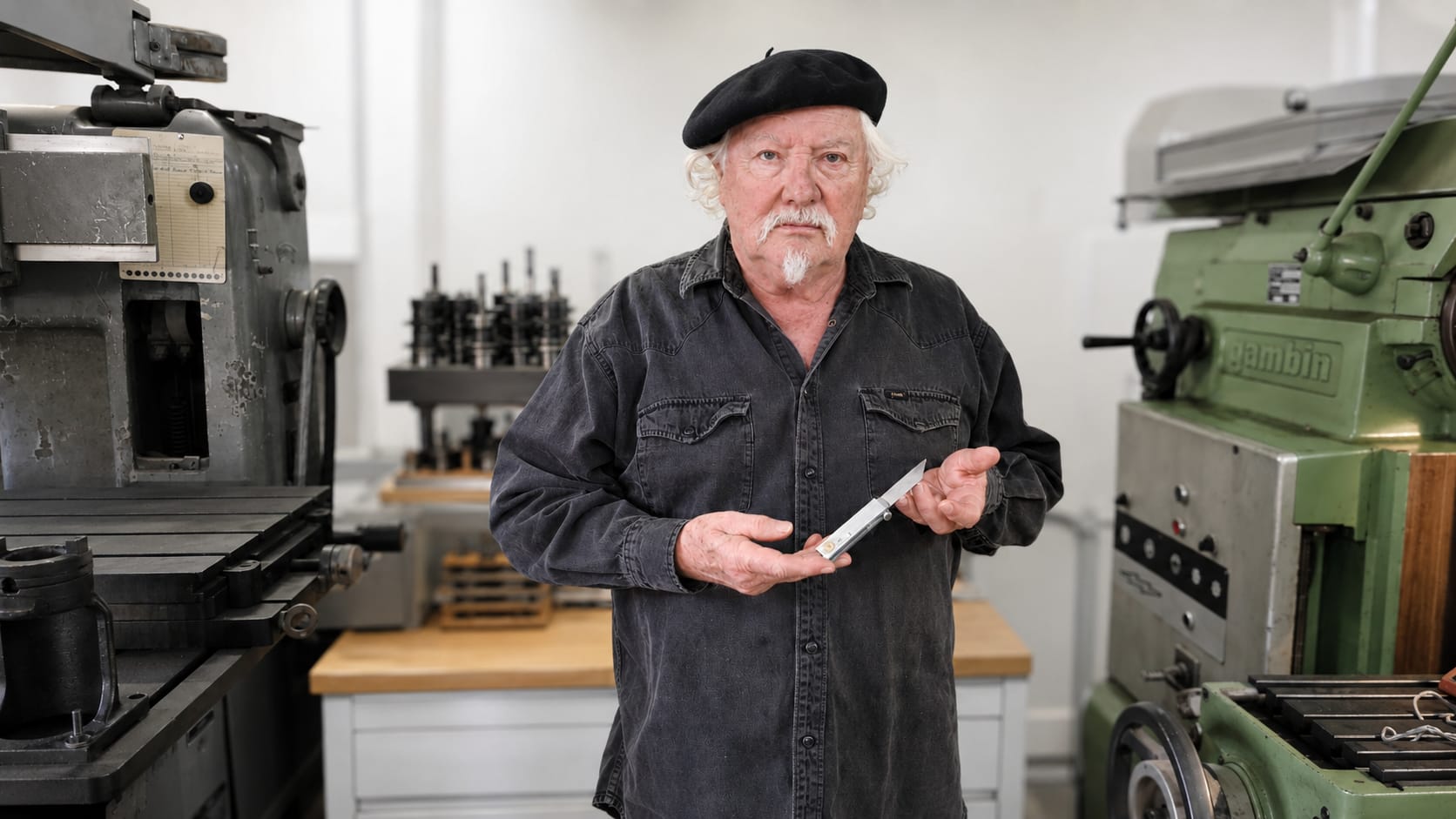 Portrait de l'artiste-coutelier PAST OR dans son atelier